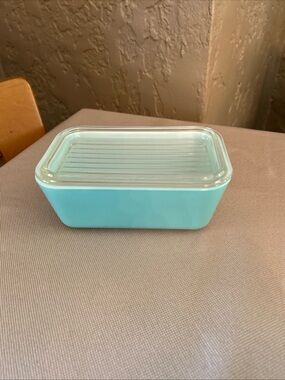 V Pyrex turquoise 502 w lid refrigerator dish